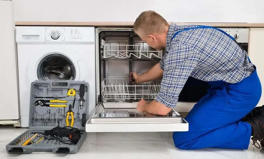 Sincan Sharp servisi teknisyen ekibi beyaz eşya tamiri yaparken